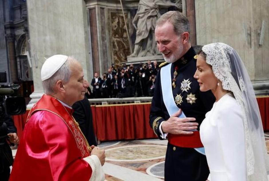 Los Reyes saludan al Papa León XIV tras la misa de inicio de su Pontificado