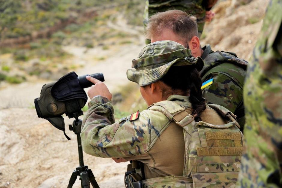 Un militar ucraniano es instruido en operaciones militares en terreno urbano en el marco de la misión de la UE de asistencia militar a Ucrania (EUMAM UA)