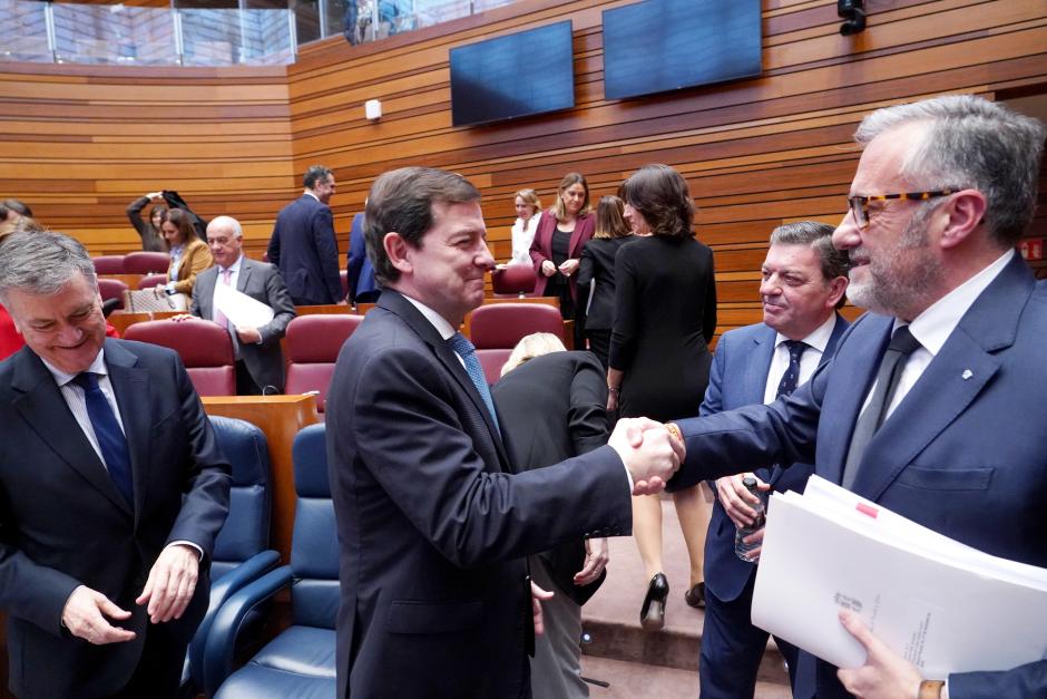 Mañueco y Pollán se saludan en las Cortes de Castilla y León  al término dela última sesión plenaria de la legislatura