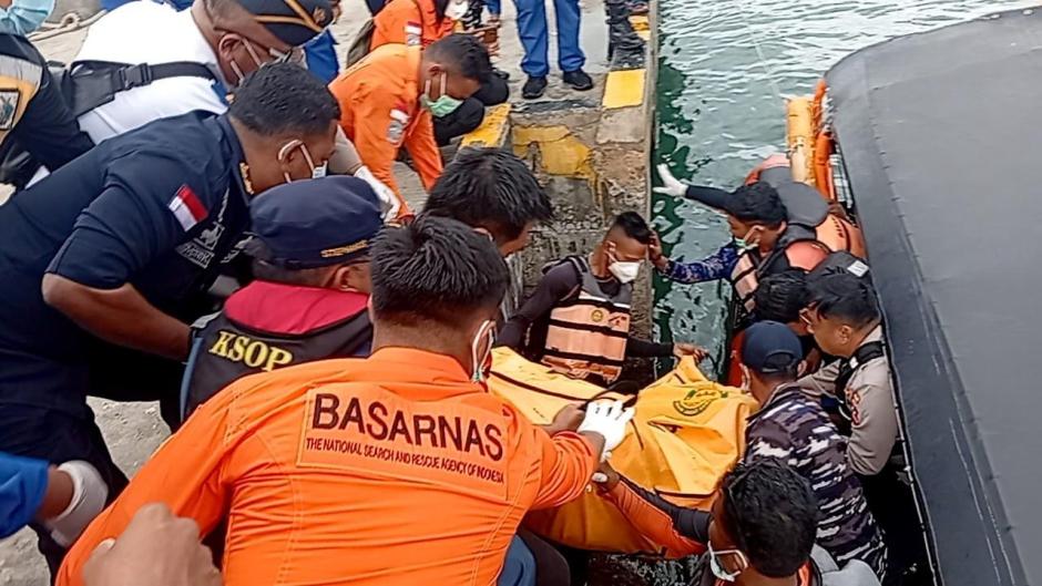 Imagen de los trabajos de búsqueda de la familia española desaparecida tras un naufragio en Indonesia