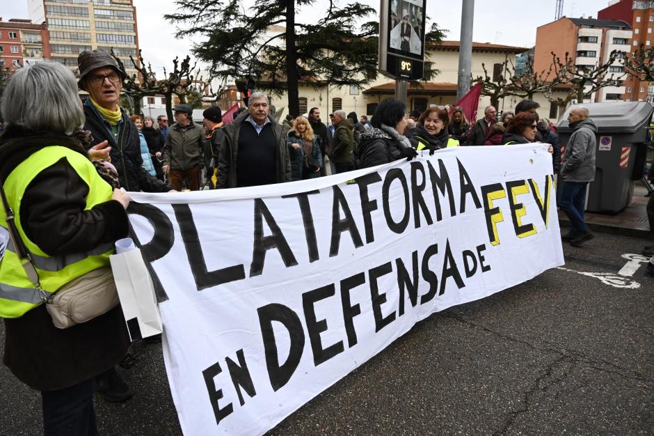 La Plataforma en Defensa del Ferrocarril de Vía Estrecha de León convoca un corte de tráfico para respaldar las acciones que reivindican la llegada del tren de Feve al centro de la capital