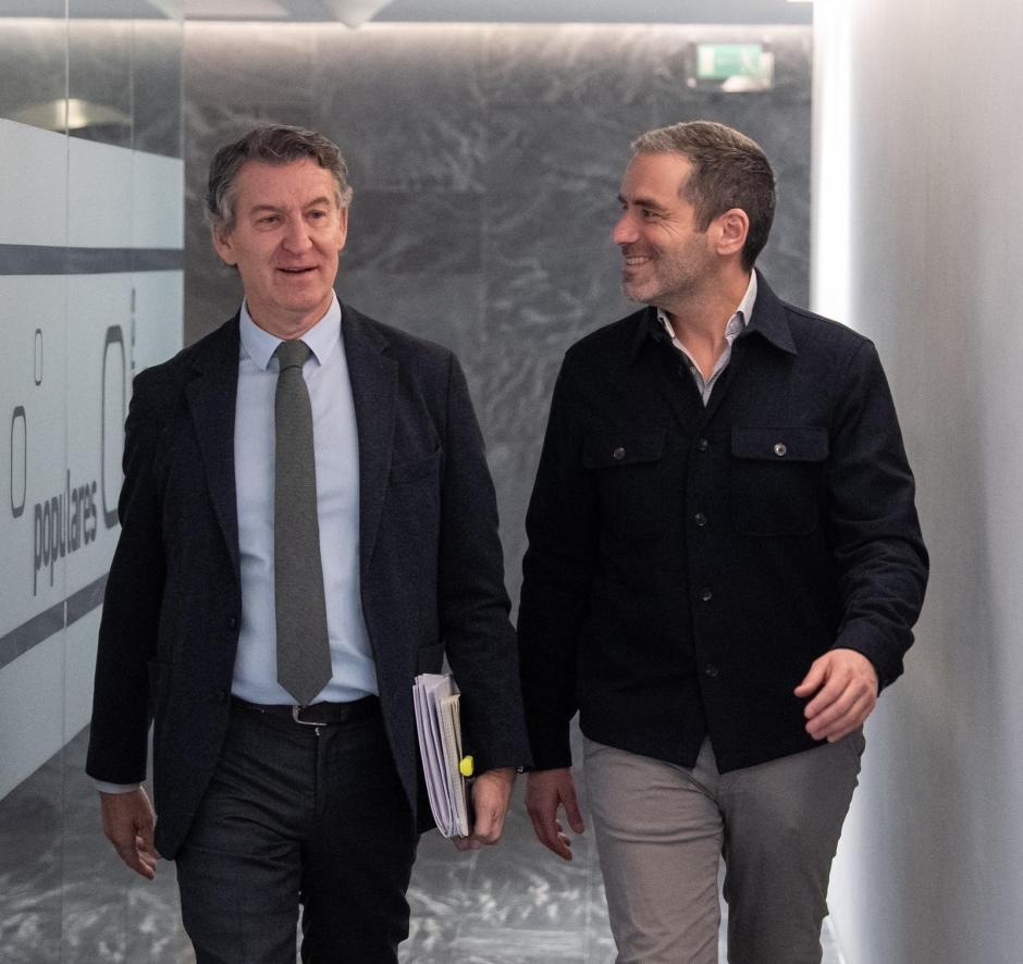 El líder del PP, Alberto Núñez Feijóo, junto al portavoz y vicesecretario de Cultura, Borja Sémper, antes de la reunión