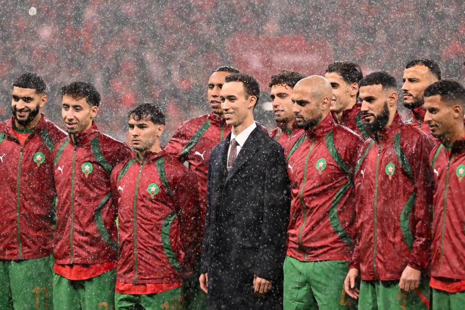 El príncipe Moulay Hassan posa con la selección de fútbol de Marruecos