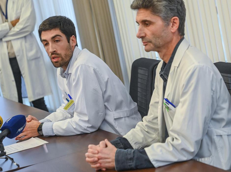 El gerente del Hospital Universitario de Burgos, Carlos Cartón, y el jefe del servicio de Oncología del HUBU, Enrique Lastras, ofrecen una rueda de prensa para explicar el error que causó la muerte de dos pacientes