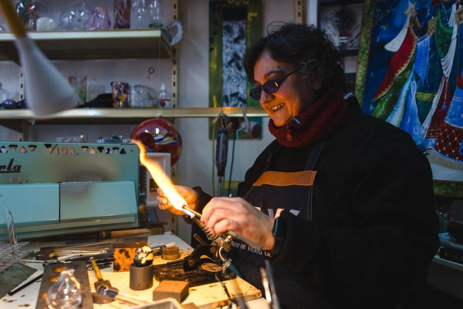 Ana Llavador, maestra artesana en cristal y vidrio, desde Guardo