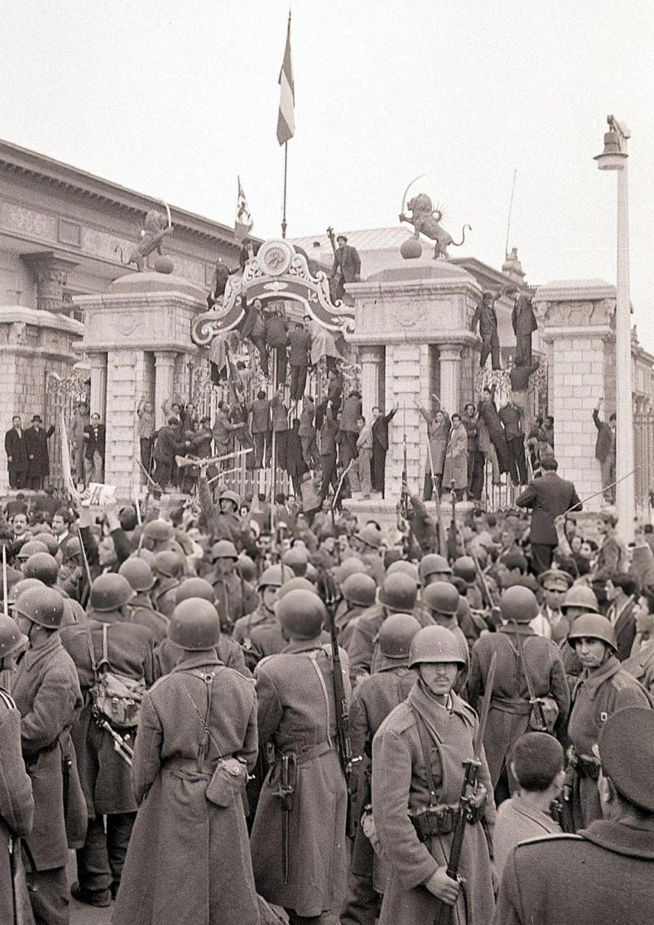 Soldados iraníes rodeando el Parlamento en Teherán en 1953