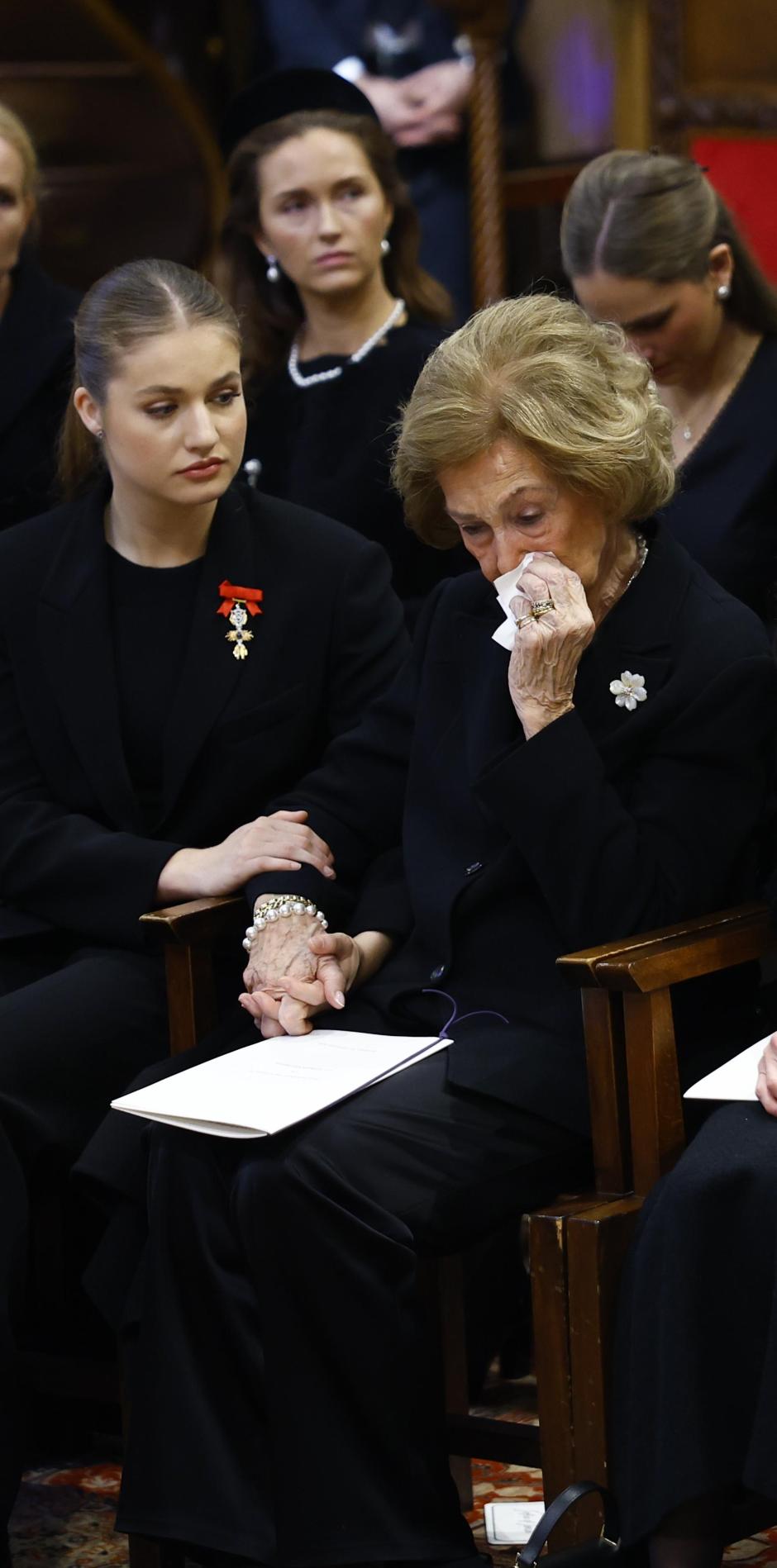 La Princesa de Asturias consuela a su abuela, Doña Sofía, en el funeral de la Princesa Irene