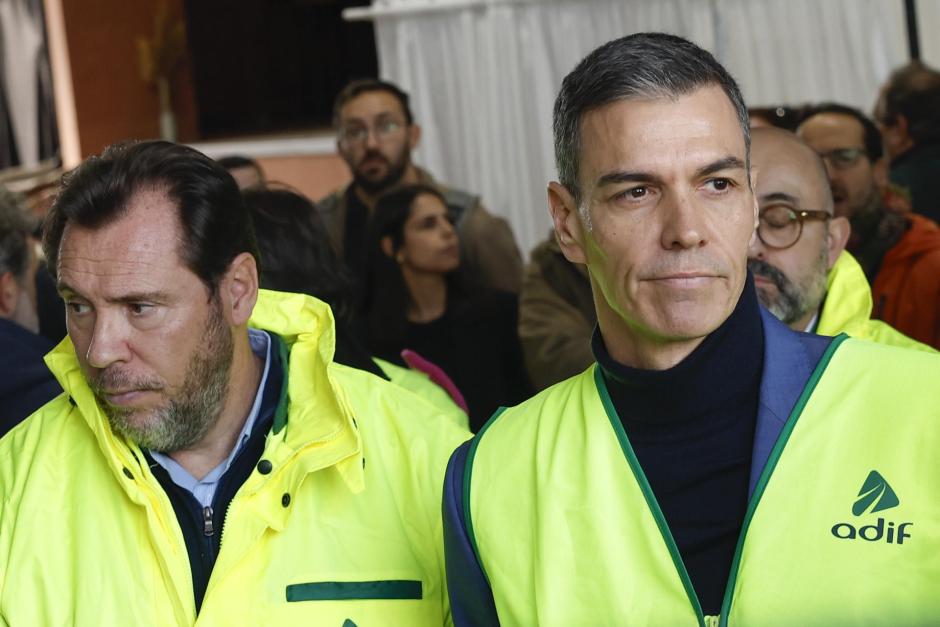 El presidente español, Pedro Sánchez, y el ministro Óscar Puente, en Adamuz