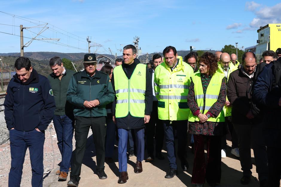 Pedro Sánchez, Óscar Puente, María Jesús Montero y Juanma Moreno, en la zona del siniestro