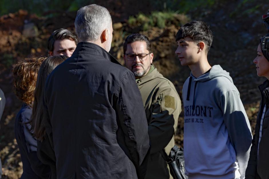 Los Reyes conversan con Julio Rodríguez, de 16 años, que estuvo ayudando a rescatar pasajeros y heridos