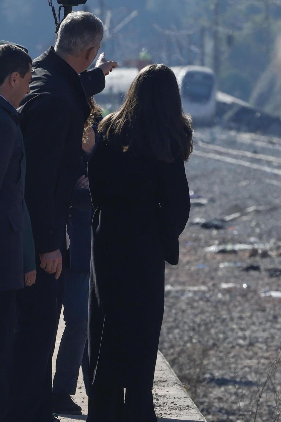 Don Felipe y Doña Letizia observan los vagones siniestrados en Adamuz