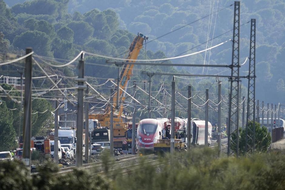 Dos nuevas grúas de gran tonelaje se incorporaban a las tareas para el levantamiento de los vagones