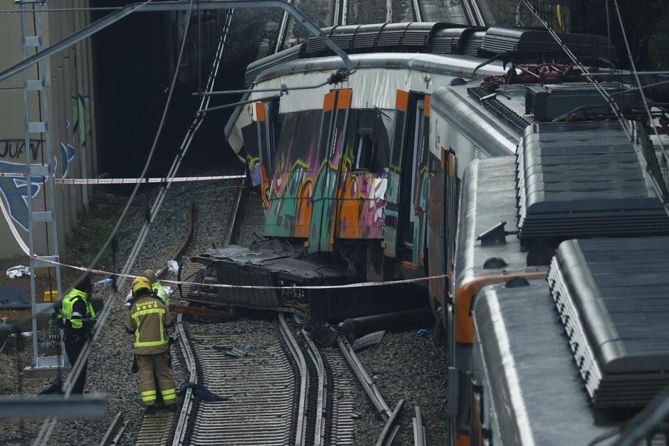 Bomberos revisan este miércoles el tren de Rodalies descarrilado el día anterior en Barcelona