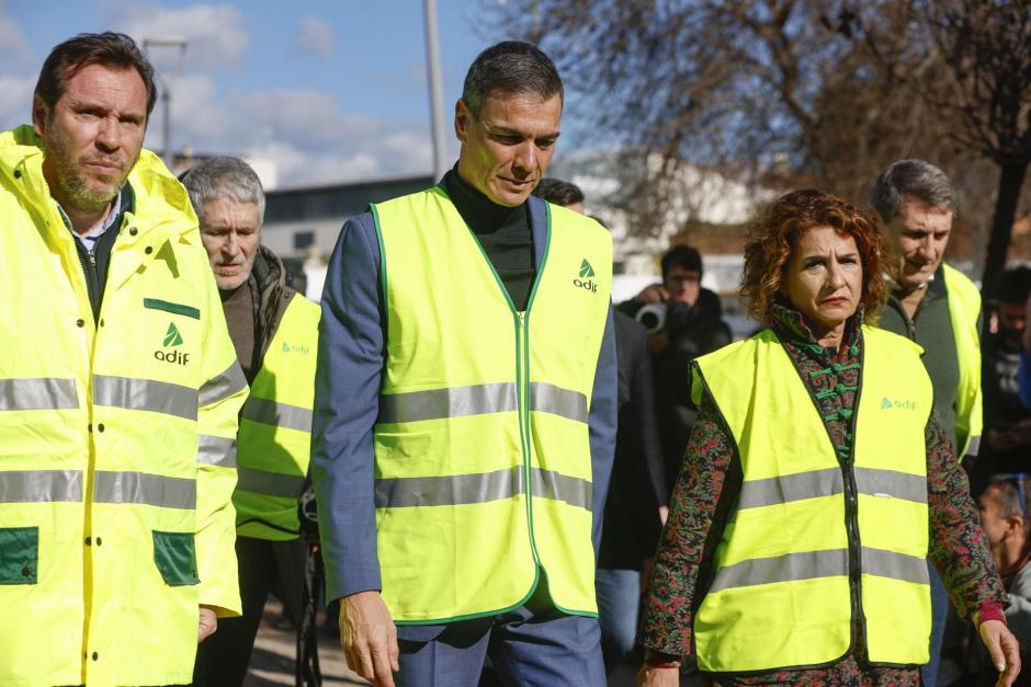 El presidente del Gobierno Pedro Sánchez (c) a su llegada a Adamuz, Córdoba, donde ha sido recibido por el ministro de Transportes Óscar Puente (i); la vicepresidenta primera del Gobierno, María Jesús Montero (d), y el ministro del Interior, Fernando Grande-Marlaska (2i), este lunes. Sánchez ha asegurado este lunes desde el lugar donde se ha producido la tragedia ferroviaria de Adamuz, en Córdoba, que se dará con "la verdad" sobre la causa del accidente y se conocerá "la respuesta" al origen del siniestro que ha causado al menos 39 fallecidos. EFE/ Jorge Zapata