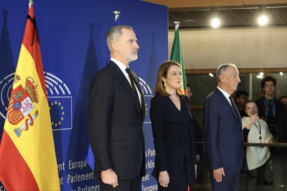 El Rey con los presidentes del Parlamento Europeo, Roberta Metsola, y de Portugal, Marcelo Rebelo de Sousa
