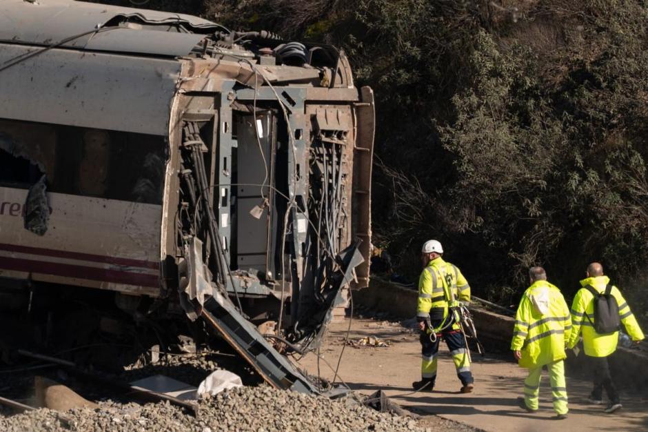 Los servicios de emergencia trabajan en el lugar de la colisión de trenes de alta velocidad en Adamuz