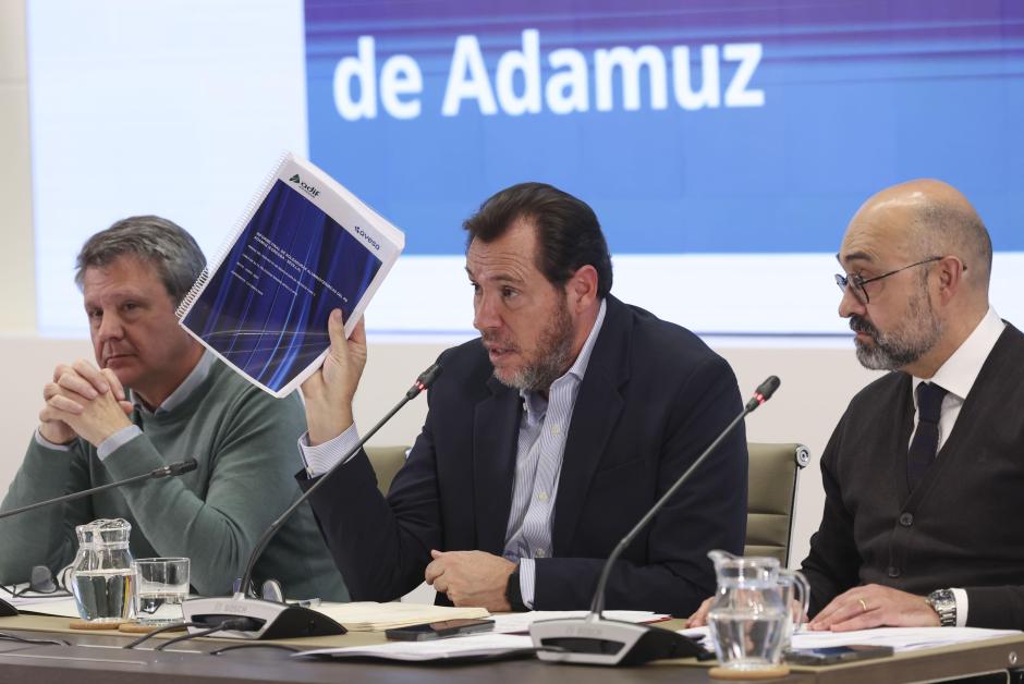 El ministro de Transportes, con el presidente de Adif a su derecha