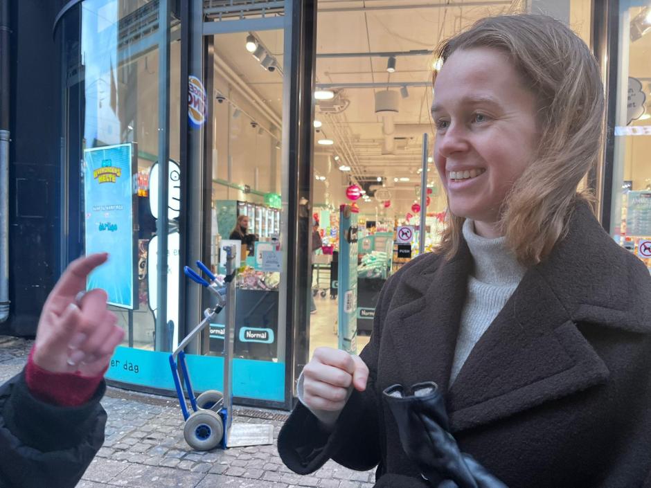 Anna camina por la calle Strøget