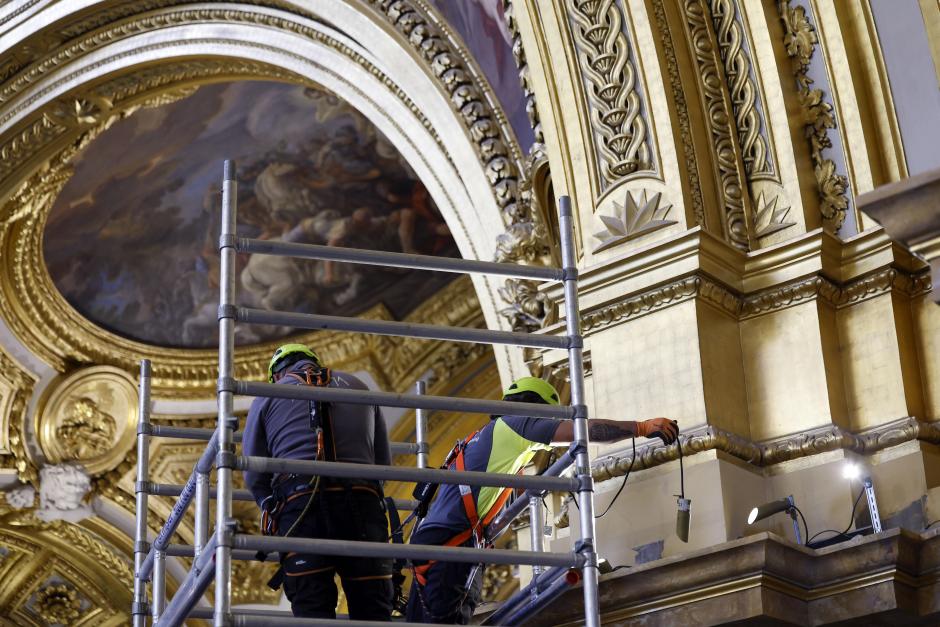 MADRID, 26/01/2026.- La Capilla del Palacio Real de Madrid se encuentra tomada por operarios que, entre múltiples andamios, se afanan en trabajos contra reloj para terminar una nueva iluminación que permitirá resaltar la grandilocuente y barroca decoración de la cúpula, bóvedas, bovedillas, arcos, frescos, esculturas y molduras que abarrotan la sala. EFE/ Mariscal