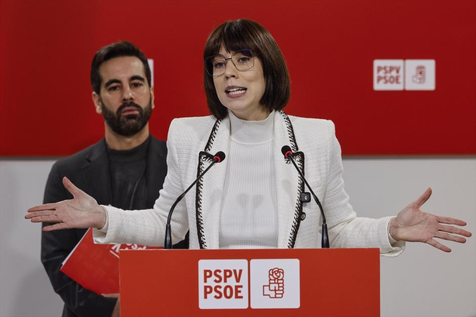 Imagen tomada este lunes de Diana Morant, con José Muñoz detrás, en la sede del PSPV-PSOE