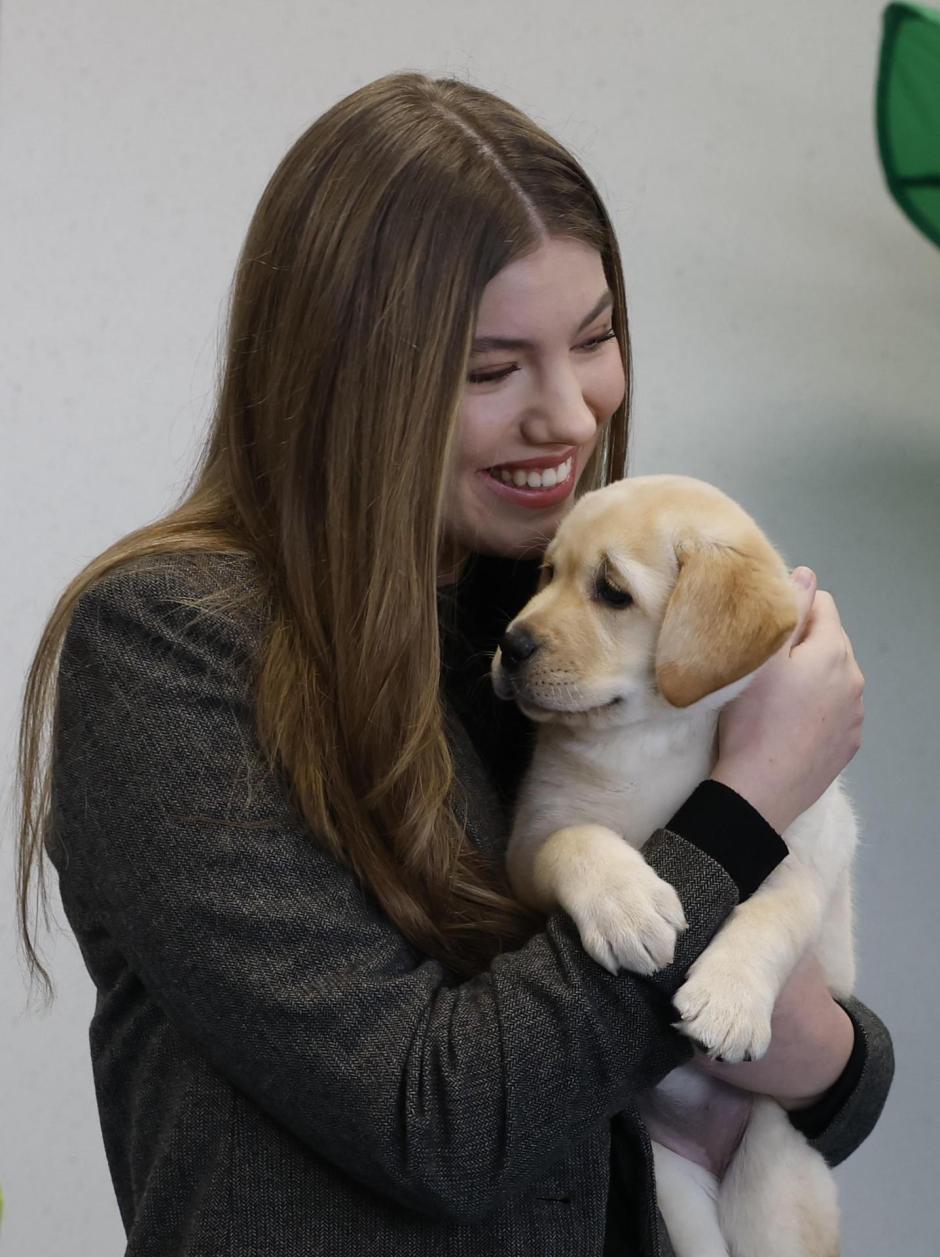Doña Sofía, con un cachorro de la ONCE