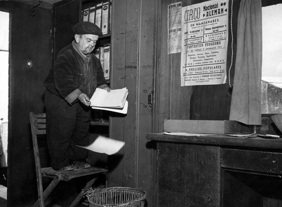 Manzanares (Ciudad Real), hacia 1954.- Un artista del Circo Nacional Aleman ordena unos papeles en la oficina de la empresa circense.EFE