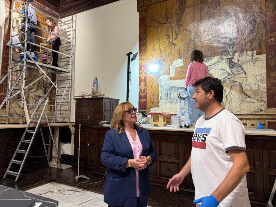 Carmen Teresa Olmedo, viceconsejera de Cultura y Deportes, en visita a las labores de restauración