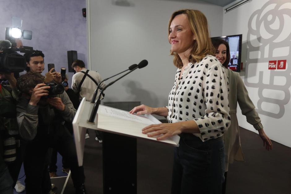La candidata del PSOE a la Presidencia del Gobierno de Aragón, Pilar Alegría, durante la rueda de prensa en la sede regional del partido en Zaragoza , en la noche electoral de las elecciones autonómicas de Aragón