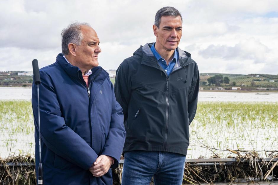 El presidente del Gobierno, Pedro Sánchez (d), junto al alcalde de Huétor Tájar (Granada), Fernando Delgado
