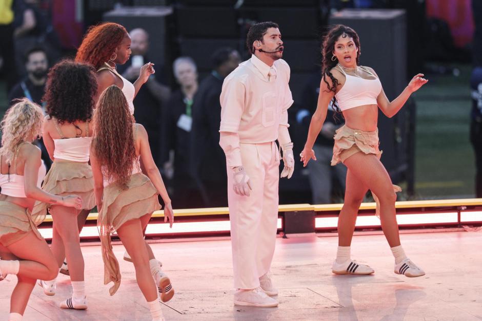 Bad Bunny durante su actuación en la Superbowl