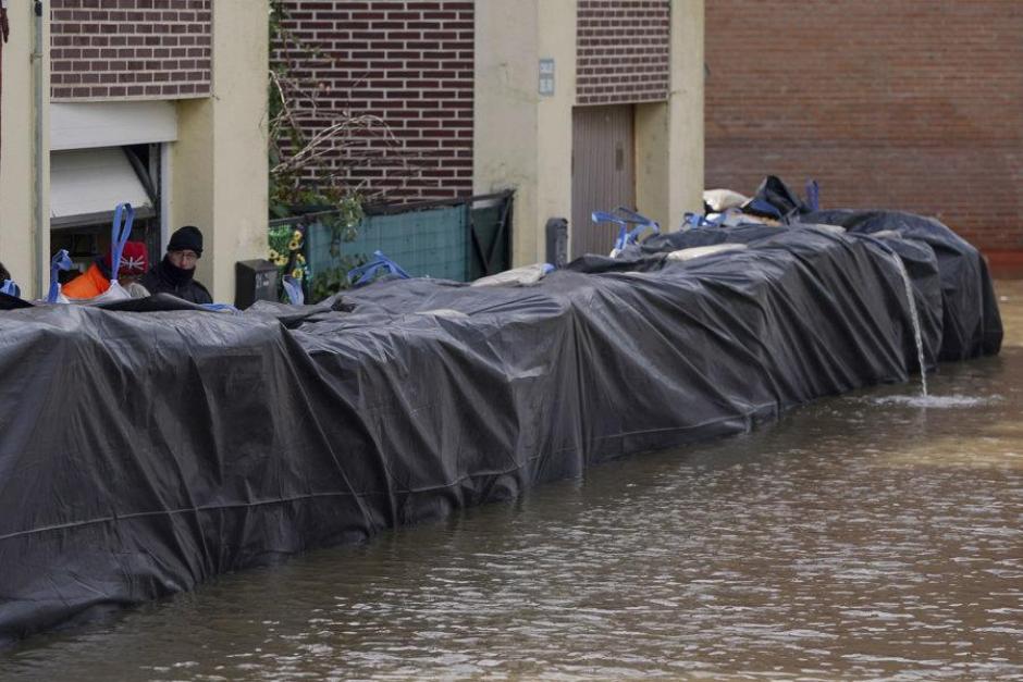 Vecinos de la localidad vallisoletana de Viana de Cega observan el desbordamiento del rio Cega este mediodía
