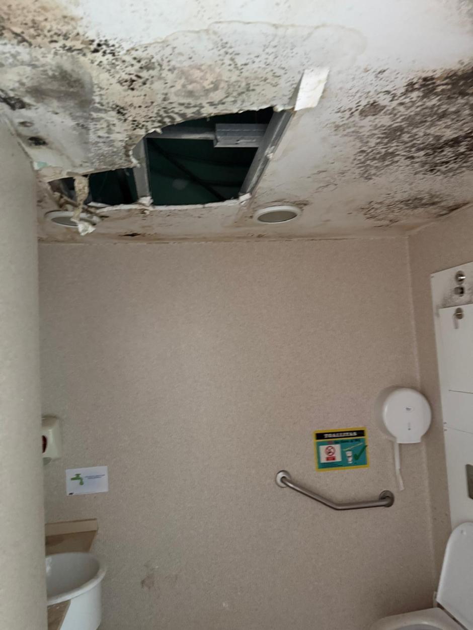 Techo roto en uno de los baños del hospital