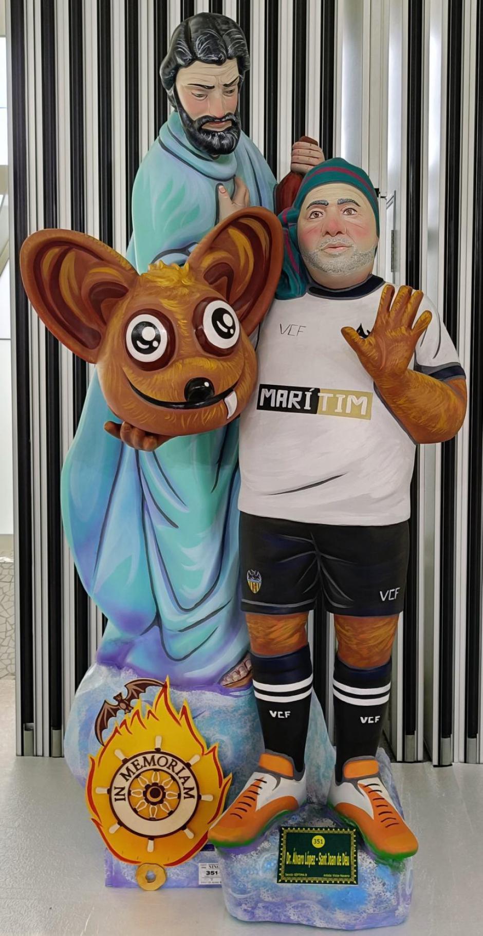 Imagen del ninot en homenaje a Julián Carabantes del artista Víctor Navarro Granero para la Falla Dr. Álvaro López - San Juan de Dios.