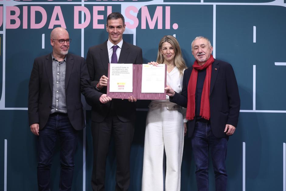 El secretario general de CCOO, Unai Sordo; el presidente del Gobierno, Pedro Sánchez; la vicepresidenta segunda y ministra de Trabajo y Economía Social, Yolanda Díaz, y el secretario general de UGT, Pepe Álvarez, durante el acto de la firma del acuerdo para la subida del salario mínimo interprofesional (SMI) para 2026