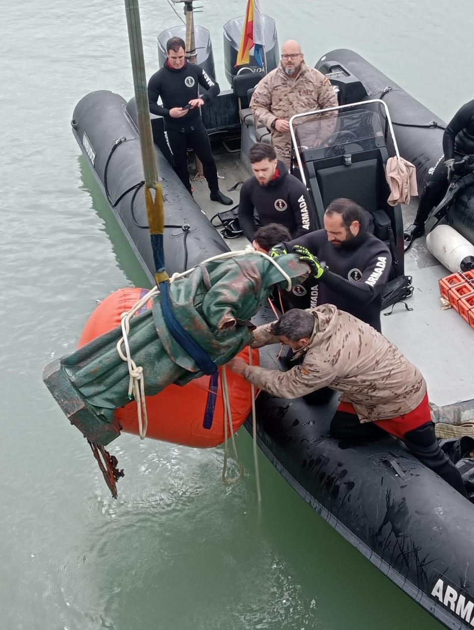 Rescate de la imagen de La Galeona por parte de la Armada tras haber caído al mar por los efectos del temporal en la Bahía de Cádiz.

REMITIDA / HANDOUT por APBC
Fotografía remitida a medios de comunicación exclusivamente para ilustrar la noticia a la que hace referencia la imagen, y citando la procedencia de la imagen en la firma
18/2/2026