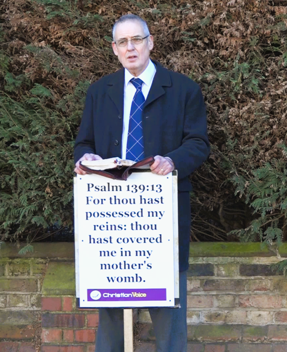 El pastor Green, con el cartel que reza: