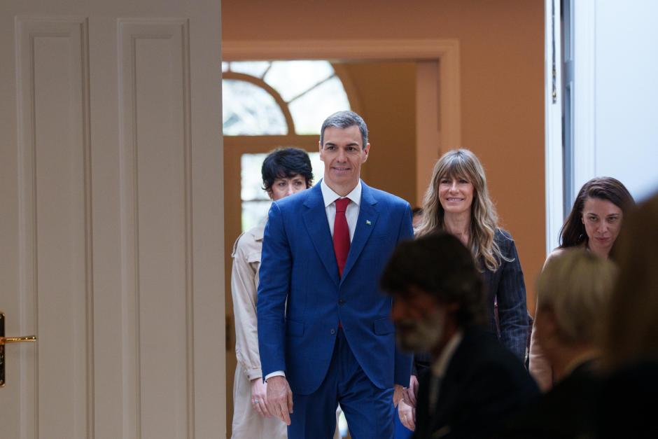 El presidente del Gobierno, Pedro Sánchez (i) y la mujer del presidente del Gobierno, Begoña Gómez (d), durante el acto de homenaje al pueblo gitano con motivo del 600 aniversario de su llegada a España, en el Complejo de la Moncloa, a 21 de febrero de 2026, en Madrid (España). El acto, titulado ‘GELEM, GELEM’, ha reunido a personalidades de la cultura, la política, la universidad y la acción social para reivindicar la lucha por la igualdad de derechos del pueblo gitano y su riqueza cultural.

Matias Chiofalo / Europa Press
21/2/2026