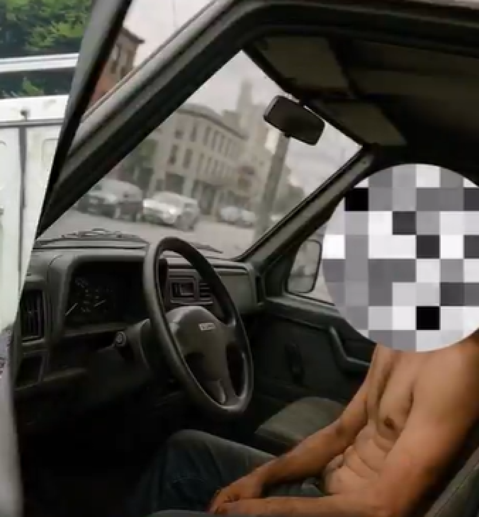 Uno de los ocupantes durmiendo en la parte delantera