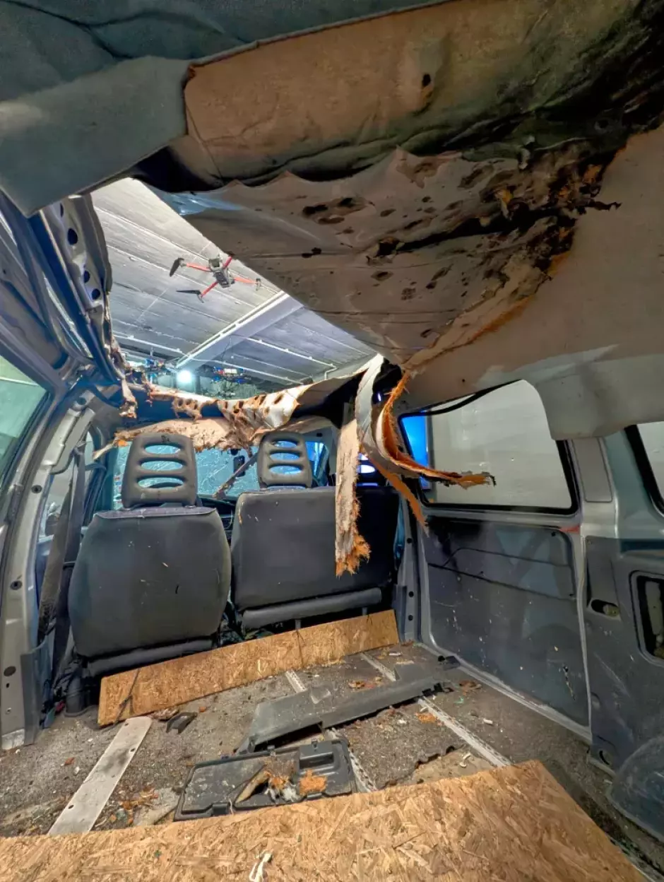 Interior del Fiat Scudo que fue atacado por un dron