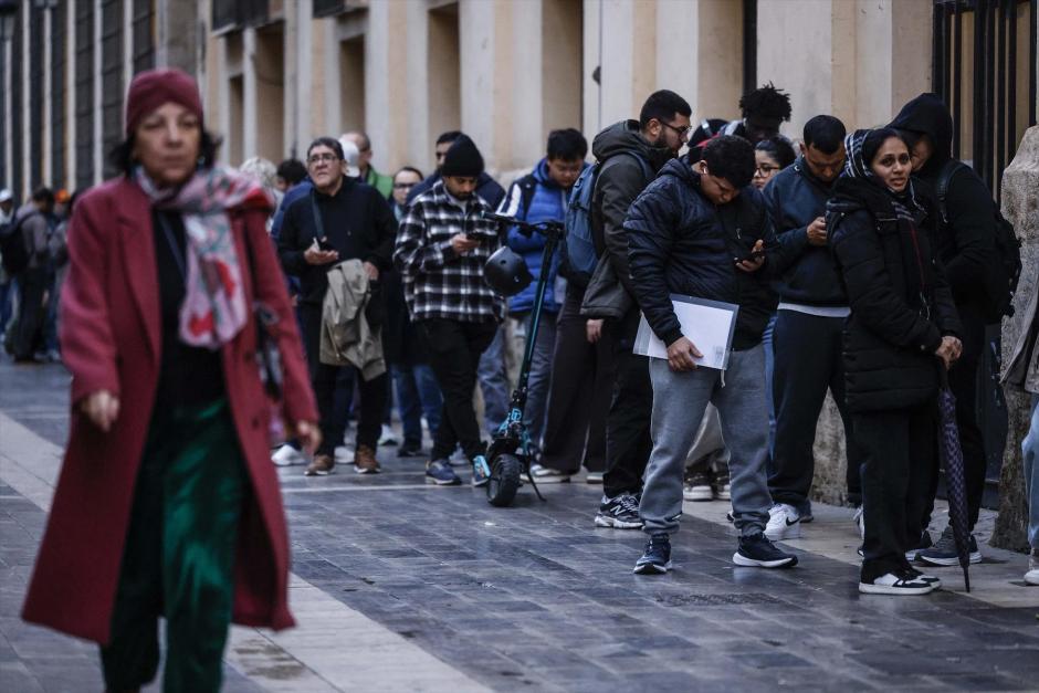 Decenas de inmigrantes hacen cola en el Ayuntamiento de Valencia por la regularización masiva del Gobierno