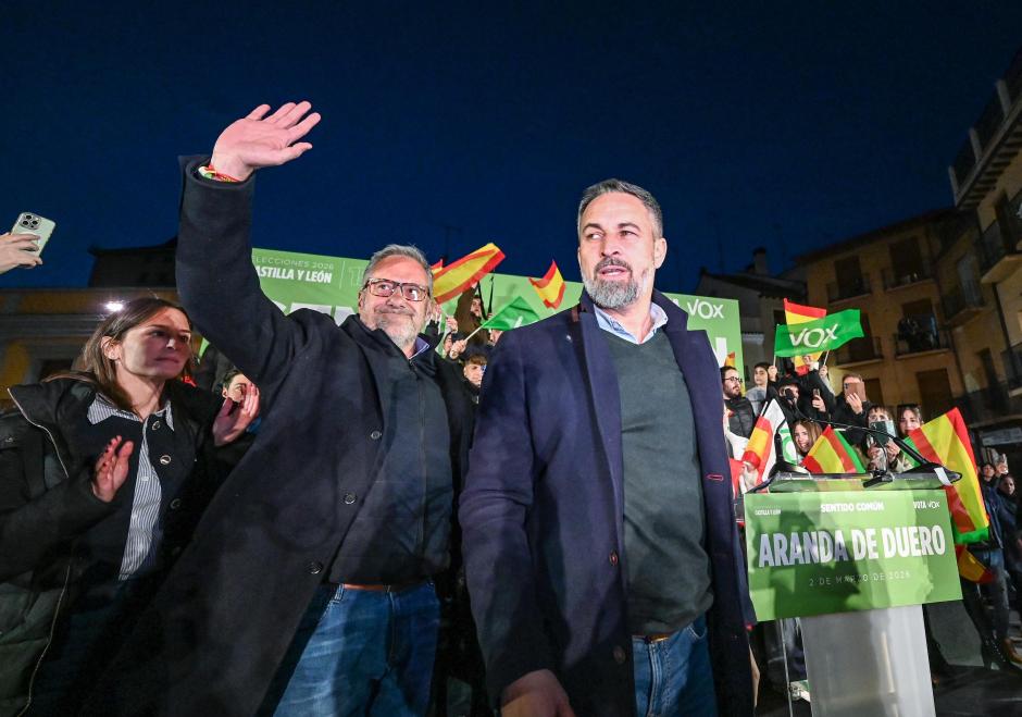 El líder de Vox, Santiago Abascal, y el candidato a la Presidencia de la Junta, Carlos Pollán, participan en un acto electoral en Aranda de Duero