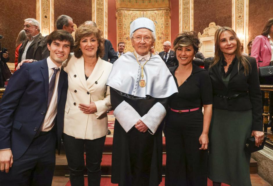 Fernando Ónega, junto a su mujer y sus tres hijos, Sonsoles, Cristina y Fernando