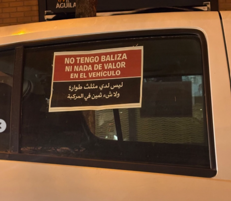 Cartel en un vehículo visto en la zona norte de Alicante
