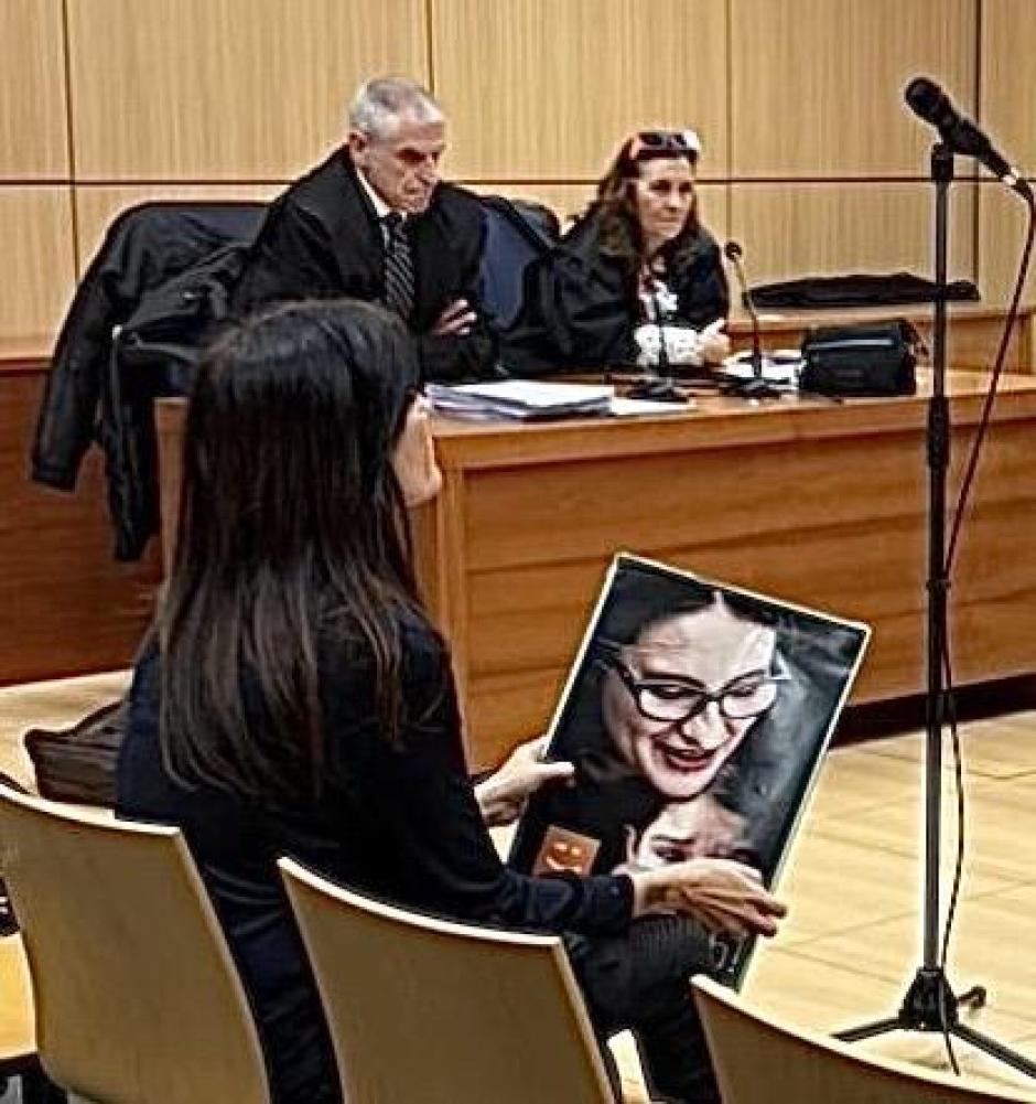 Imagen de Cristina Seguí en un juicio con una imagen de Mónica Oltra.