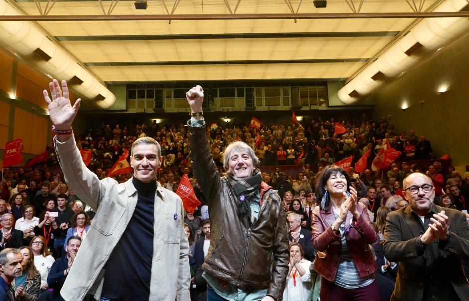Pedro Sánchez, en el Palacio de la Audiencia de Soria, arropa al candidato a la Junta, Carlos Martínez, con Ana Redondo