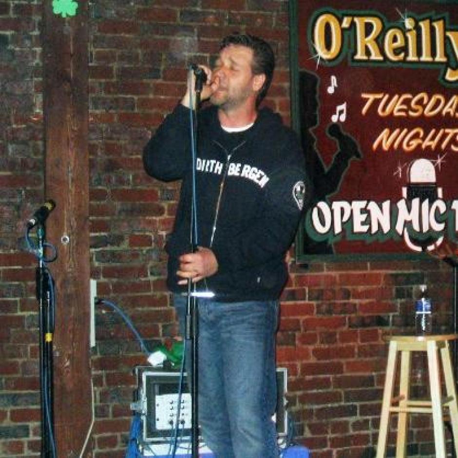 Russell Crowe cantando en un pub