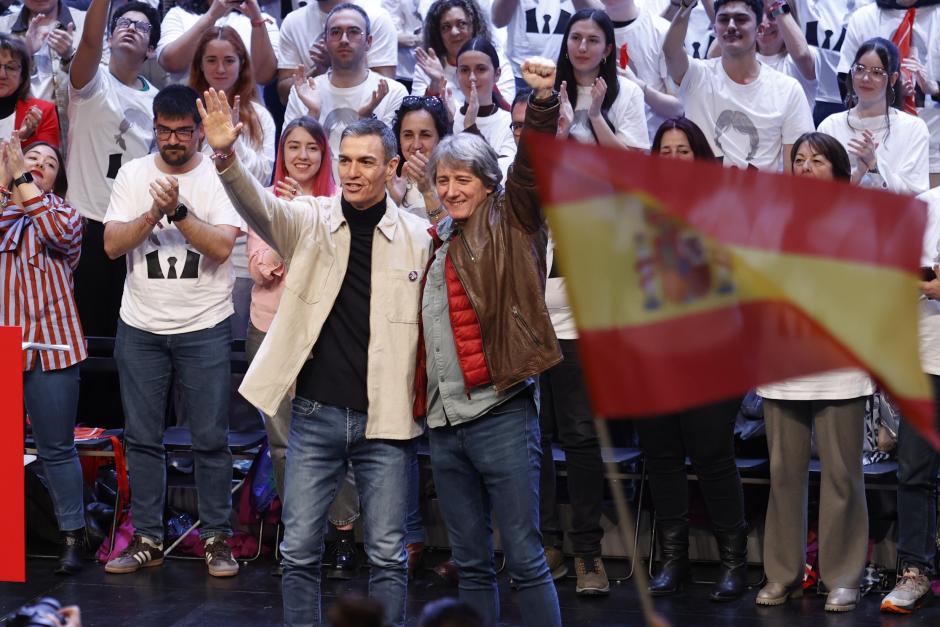 El secretario general del PSOE y presidente del Gobierno, Pedro Sánchez, y el candidato del PSOE a la Presidencia de la Junta, Carlos Martínez,  durante un acto público en el Palacio de la Audiencia, en Soria.