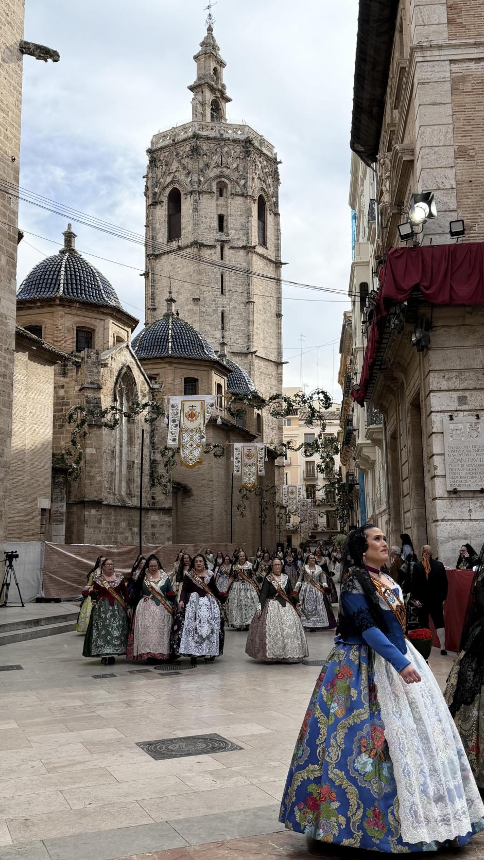Imagen de las falleras llegando a la plaza de la Virgen en la Ofrenda de las Fallas 2026.
