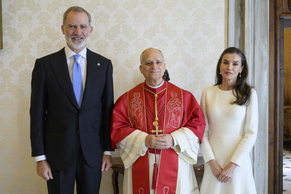 Los Reyes posan con el Papa para un foto de recuerdo de la audiencia