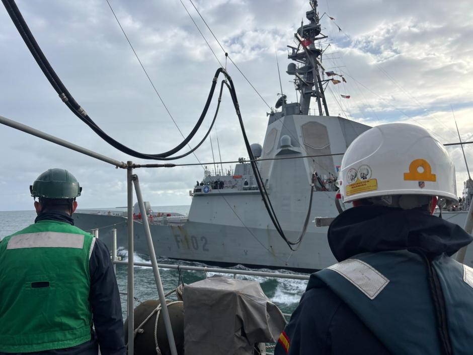 El Buque de Aprovisionamiento de Combate (BAC) Patiño, en una maniobra de abastecimiento en la mar a la fragata Almirante Juan de Borbón (F-102)